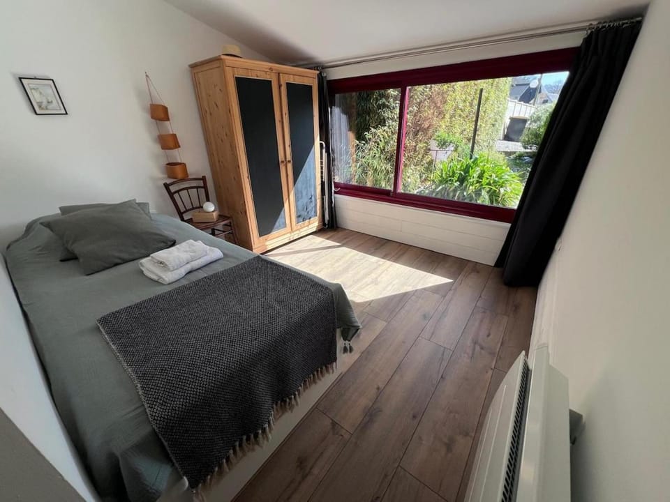Photo of the whole room, Bedroom