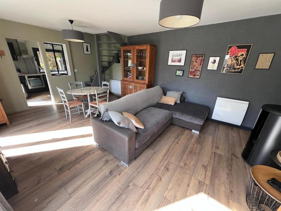 TV and multimedia, Living room, Seating area, Dining area