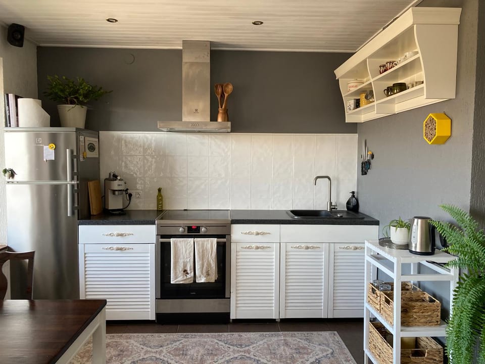 Coffee/tea facilities, Kitchen or kitchenette, oven, stove