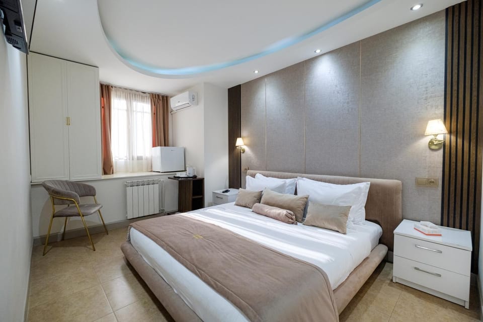 Bed, TV and multimedia, Living room, Photo of the whole room, Bedroom