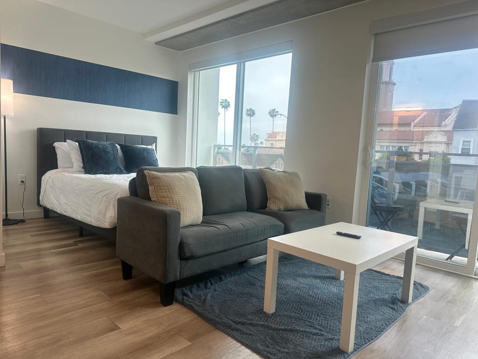 Spacious Hollywood w Pool, Gym, Parking and More Apartment in Hollywood