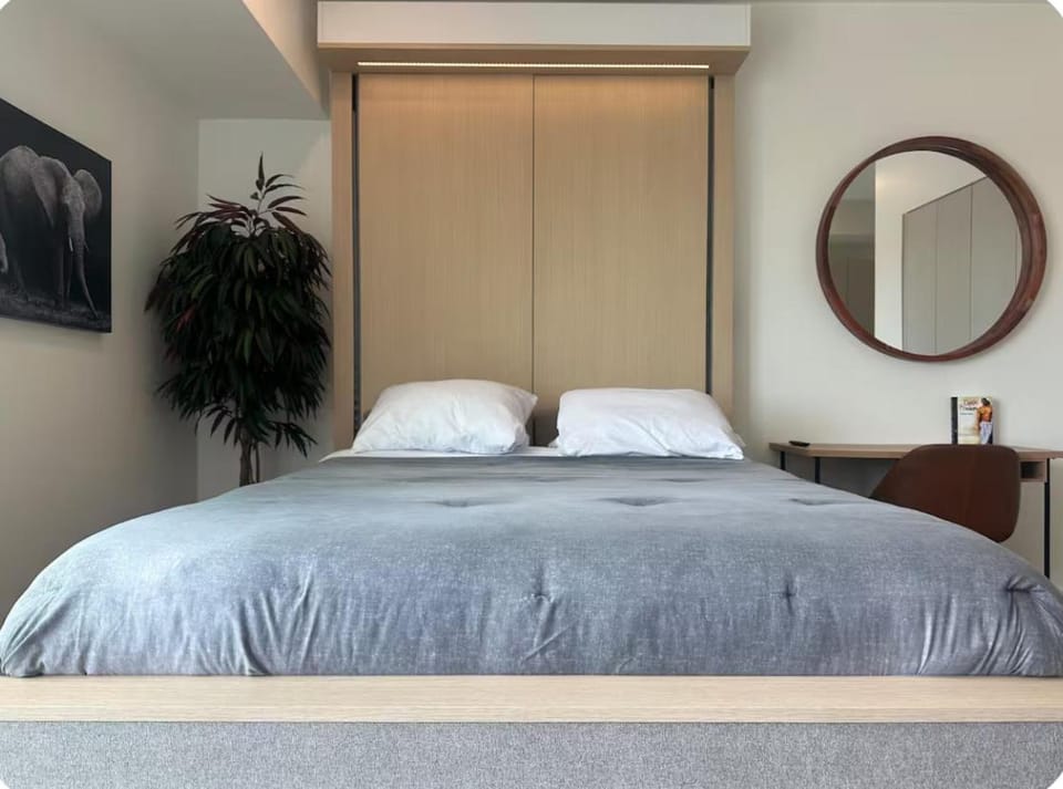 Hollywood Sign View, Gym, Pool, Parking, More Apartment in Hollywood