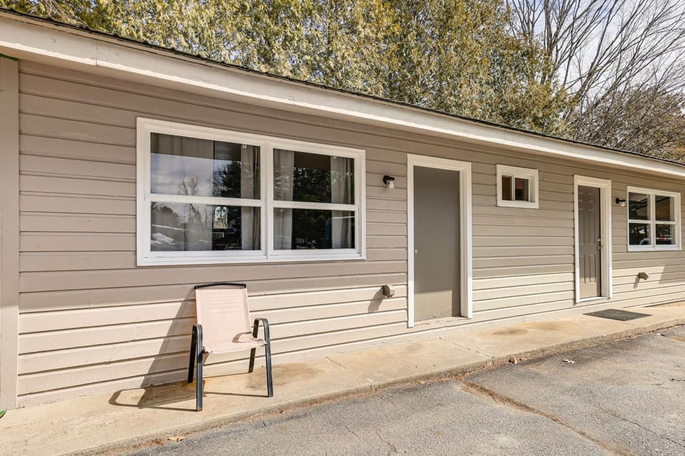< 1 Mi to Boat Launch! Schroon Lake Basecamp Apartment in Schroon Lake