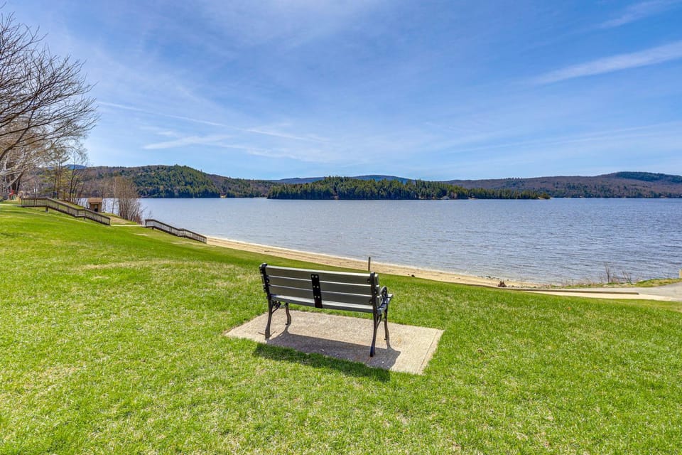 < 1 Mi to Boat Launch! Schroon Lake Basecamp Apartment in Schroon Lake