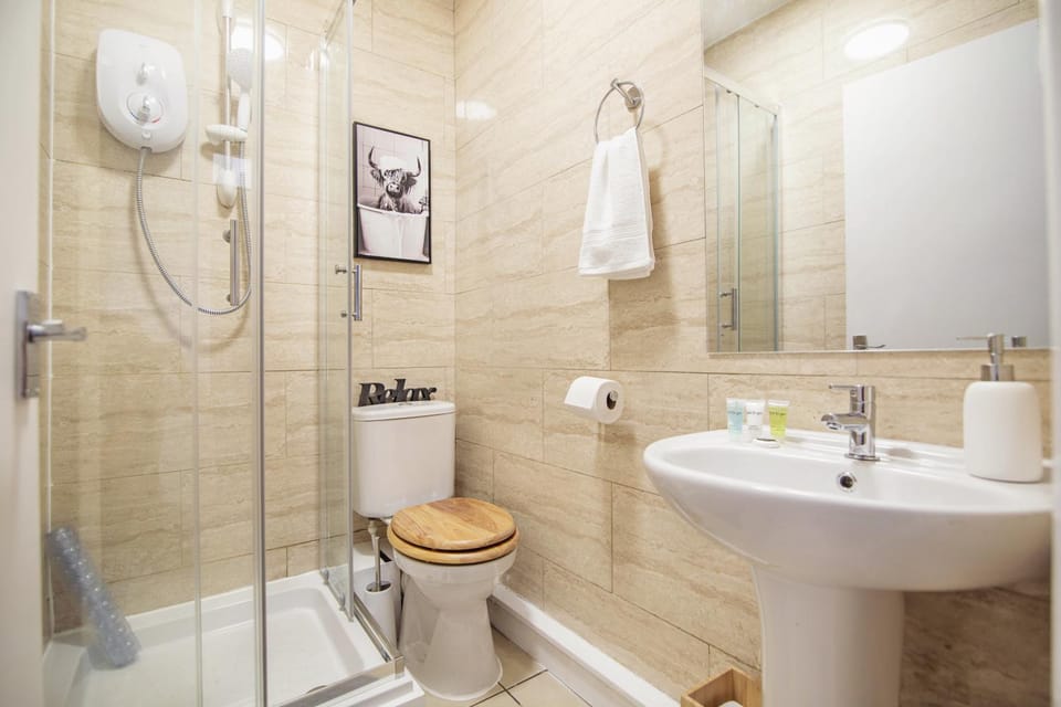 Shower, Toilet, Bathroom, Bath, bidet, towels