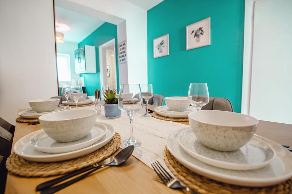 Food and drinks, Seating area, Dining area, Food