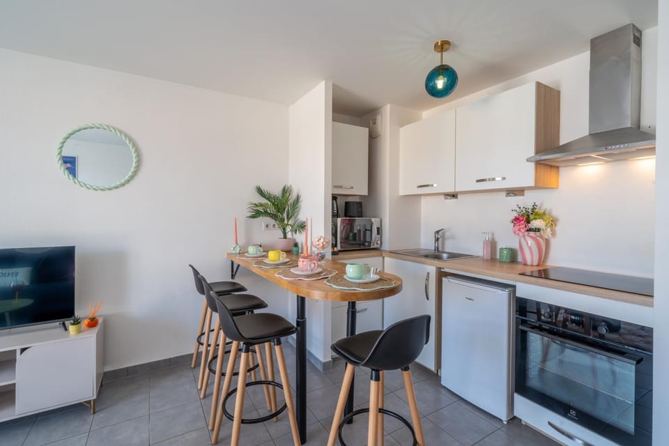Kitchen or kitchenette, stove, kitchen
