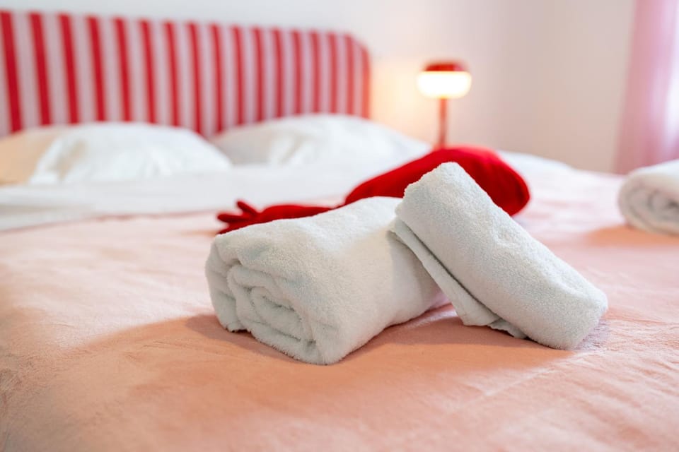 Bed, towels
