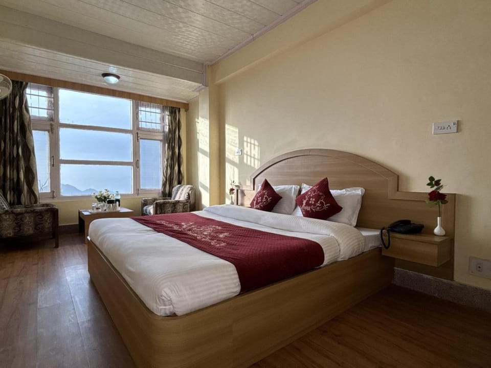 Bed, Natural landscape, Photo of the whole room, Bedroom