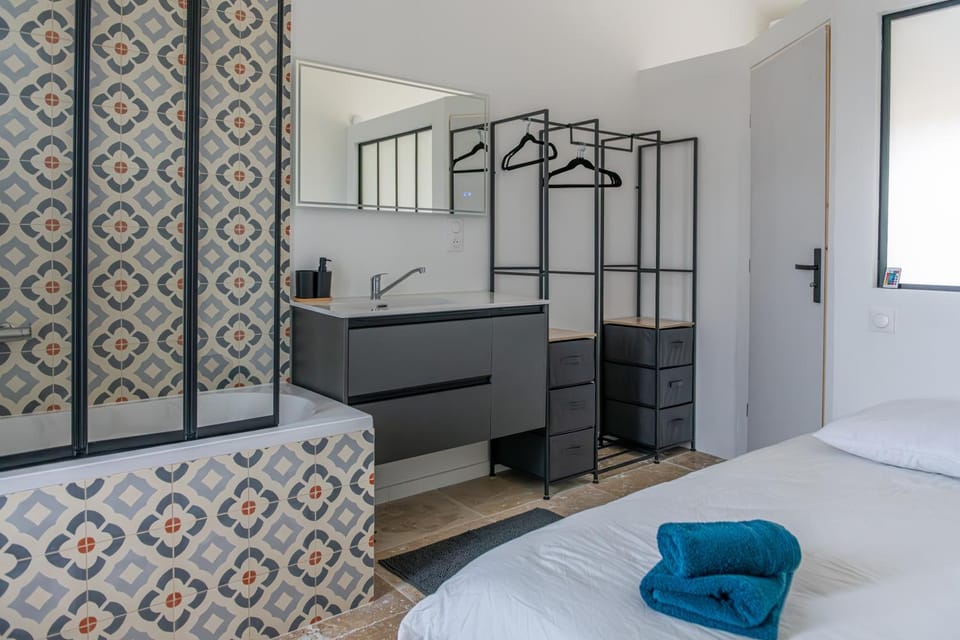 Bed, Photo of the whole room, Bedroom, towels