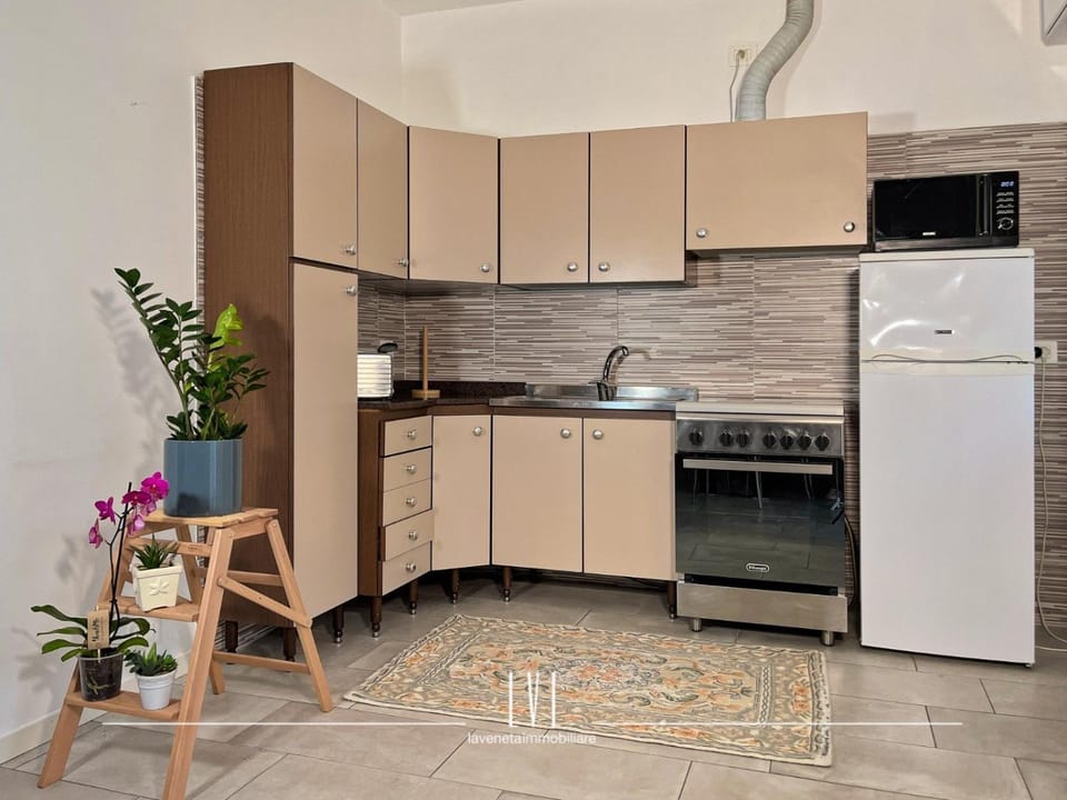 Kitchen or kitchenette, oven