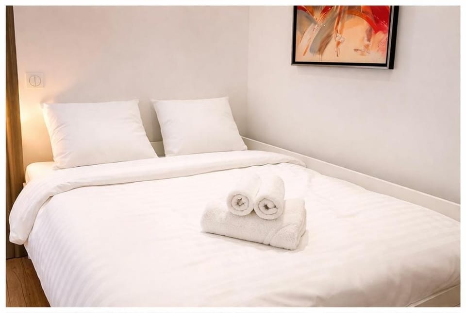 Quiet studio Netflix Downtown Levallois Apartment in Levallois-Perret