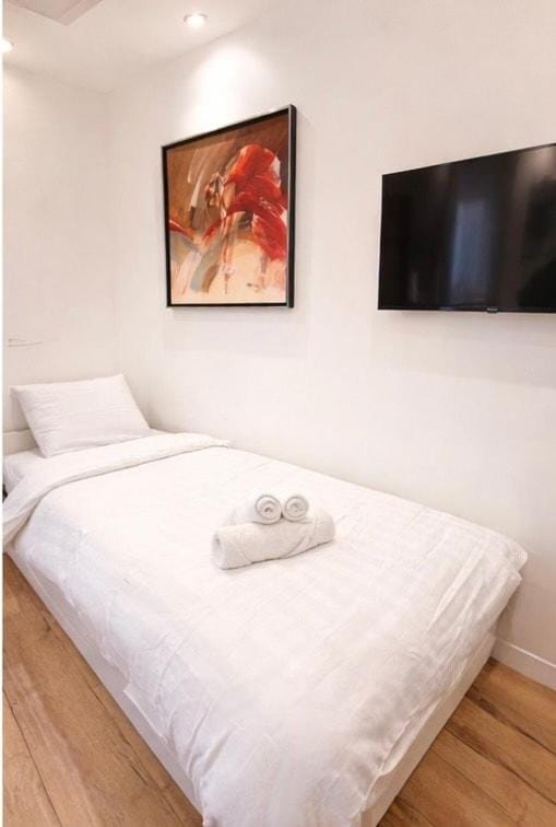 Quiet studio Netflix Downtown Levallois Apartment in Levallois-Perret