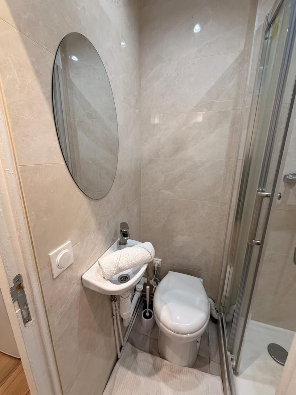 Quiet studio Netflix Downtown Levallois Apartment in Levallois-Perret