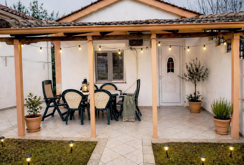 Property building, Patio, Spring, Garden, View (from property/room), Dining area, Garden view, Inner courtyard view