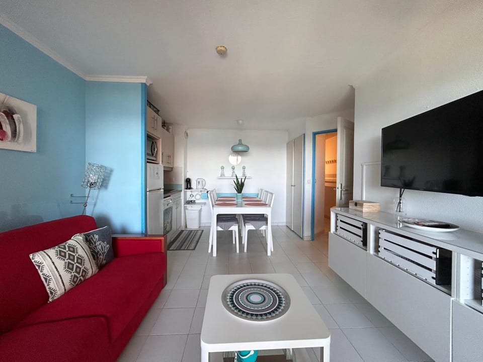 Communal lounge/ TV room, Living room, Seating area, Dining area, Evening entertainment