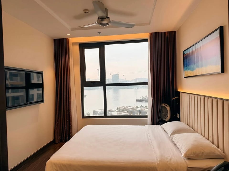 Bed, TV and multimedia, Bedroom
