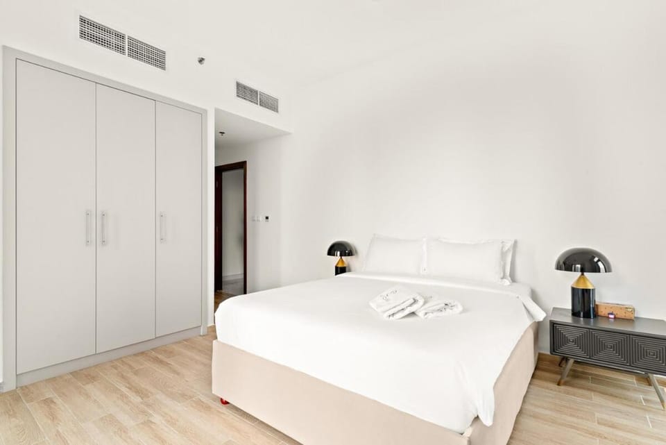 FIRST CLASS 2BR Luxe Canal View Haven Apartment in Dubai