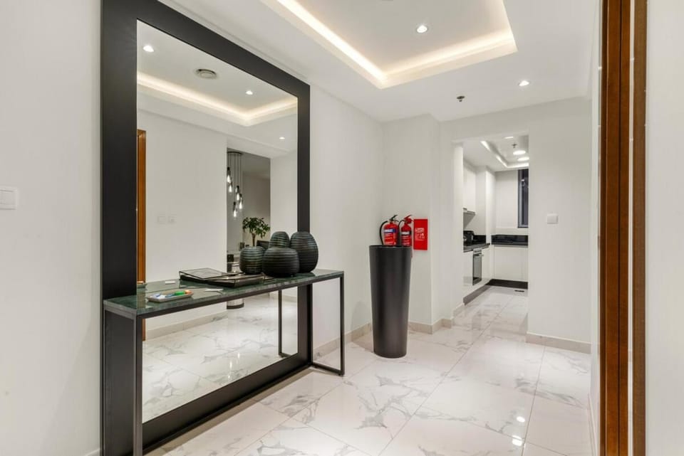 FIRST CLASS 2BR Luxe Canal View Haven Apartment in Dubai