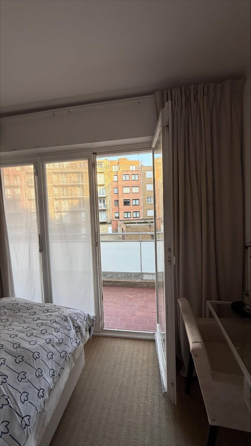 Knokke zeedijk met frontaal zeezicht nabij Rubensplein en casino, 20m van het strand Apartment in Knokke-Heist