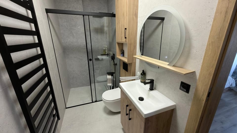 Shower, Toilet, Bathroom, towels