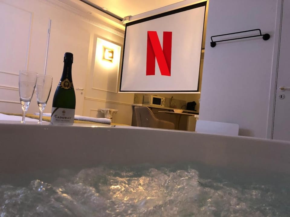 Hot Tub, TV and multimedia