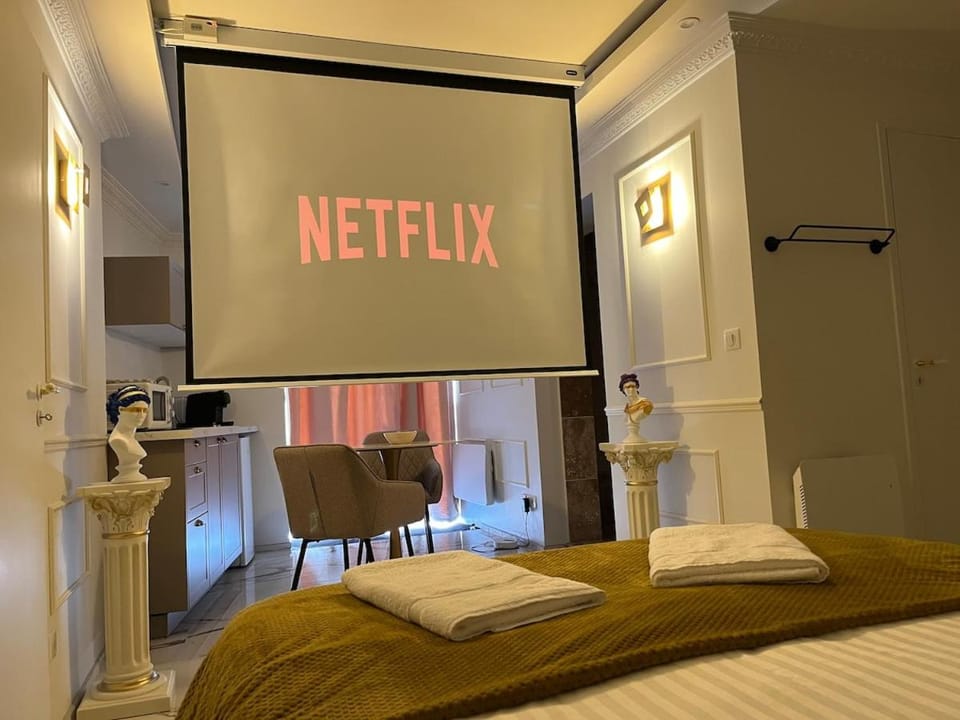 Communal lounge/ TV room, Bed, TV and multimedia
