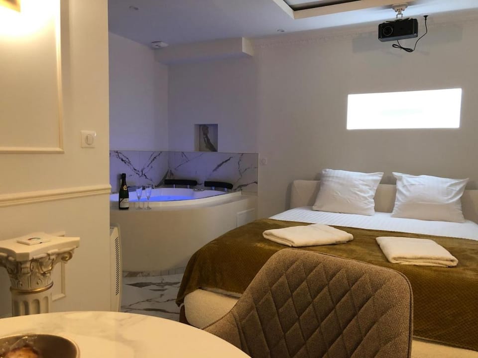 Hot Tub, Photo of the whole room, Bedroom