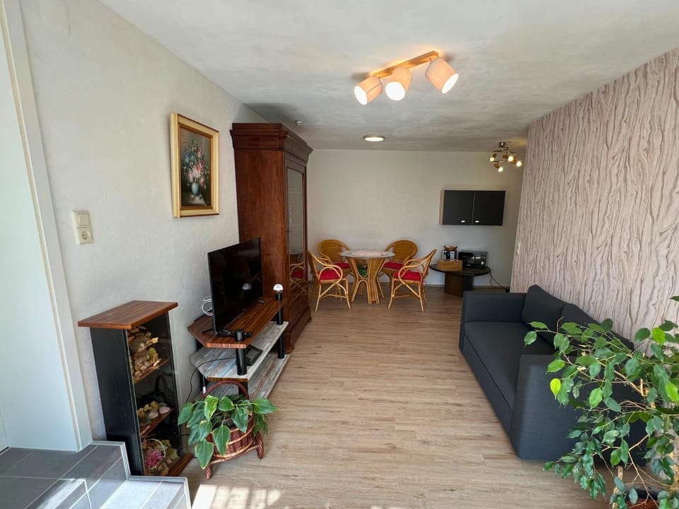 TV and multimedia, Living room, Seating area, Dining area