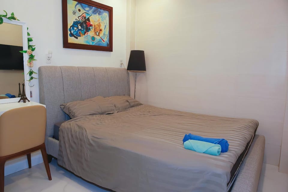 Bed, Photo of the whole room, Bedroom, towels