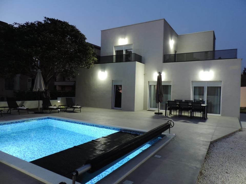 Property building, Swimming pool