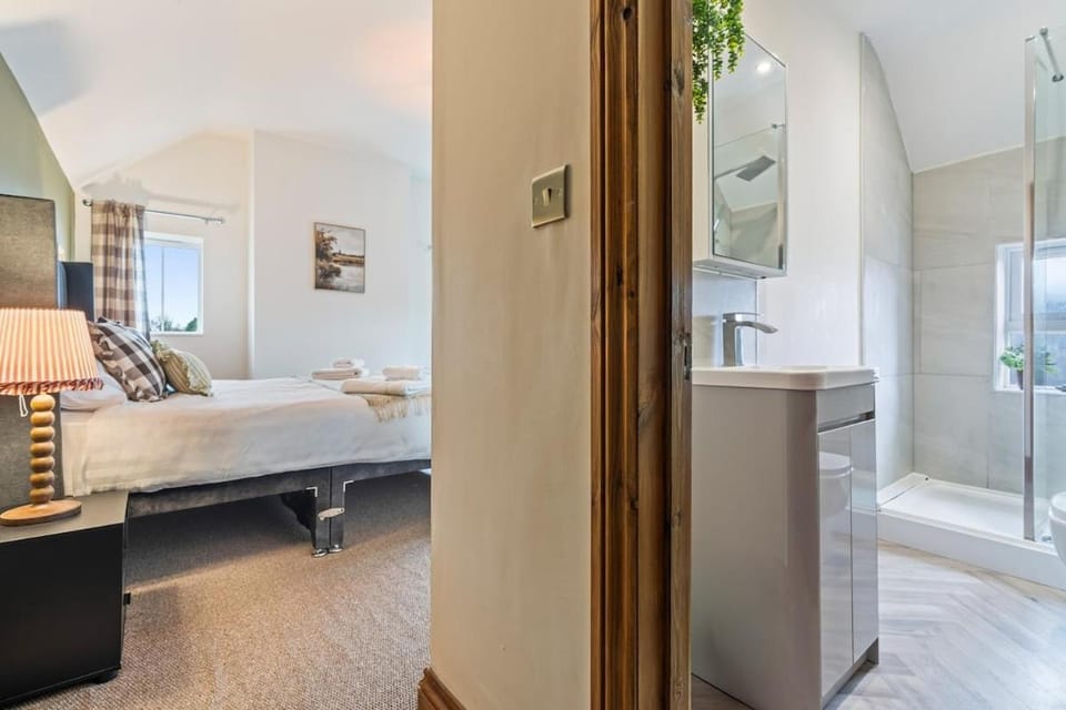 #64 The Farmhouse - Hot Tub and Sauna - Sleeps 12 - Perfect for Contractors and Families - Free Parking House in Stoke-on-Trent