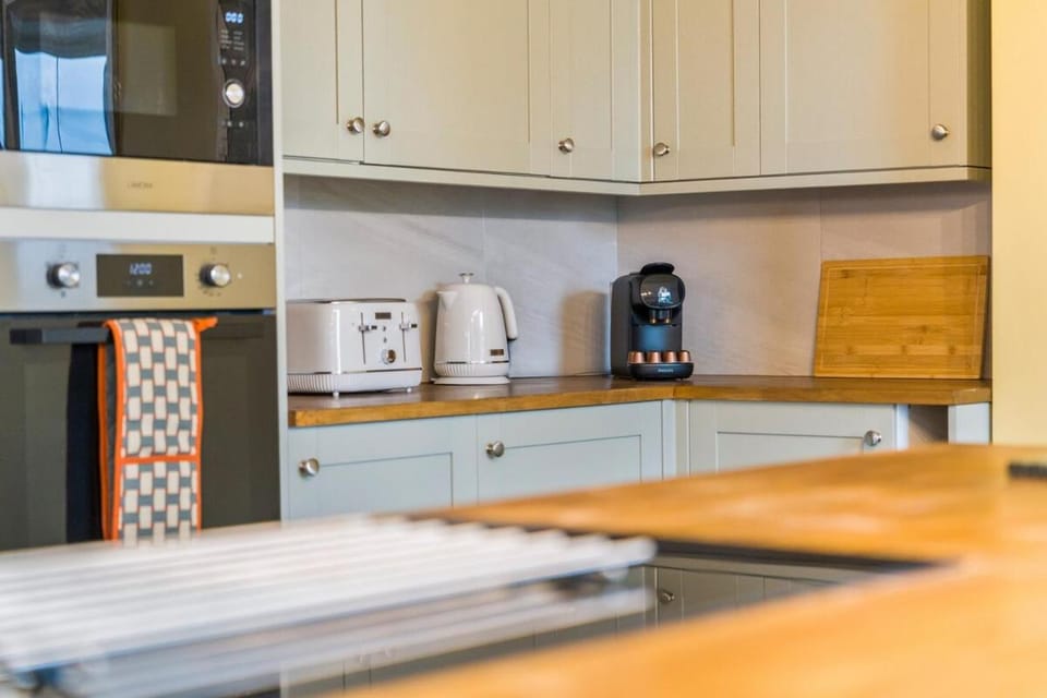 #64 The Farmhouse - Hot Tub and Sauna - Sleeps 12 - Perfect for Contractors and Families - Free Parking House in Stoke-on-Trent
