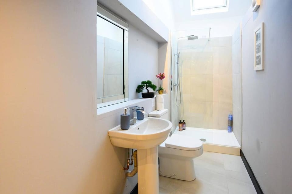 #66 Beautiful cottage near Cannock Chase - Sleeps 6 - Perfect for Contractors and Families - Free Parking House in Stoke-on-Trent