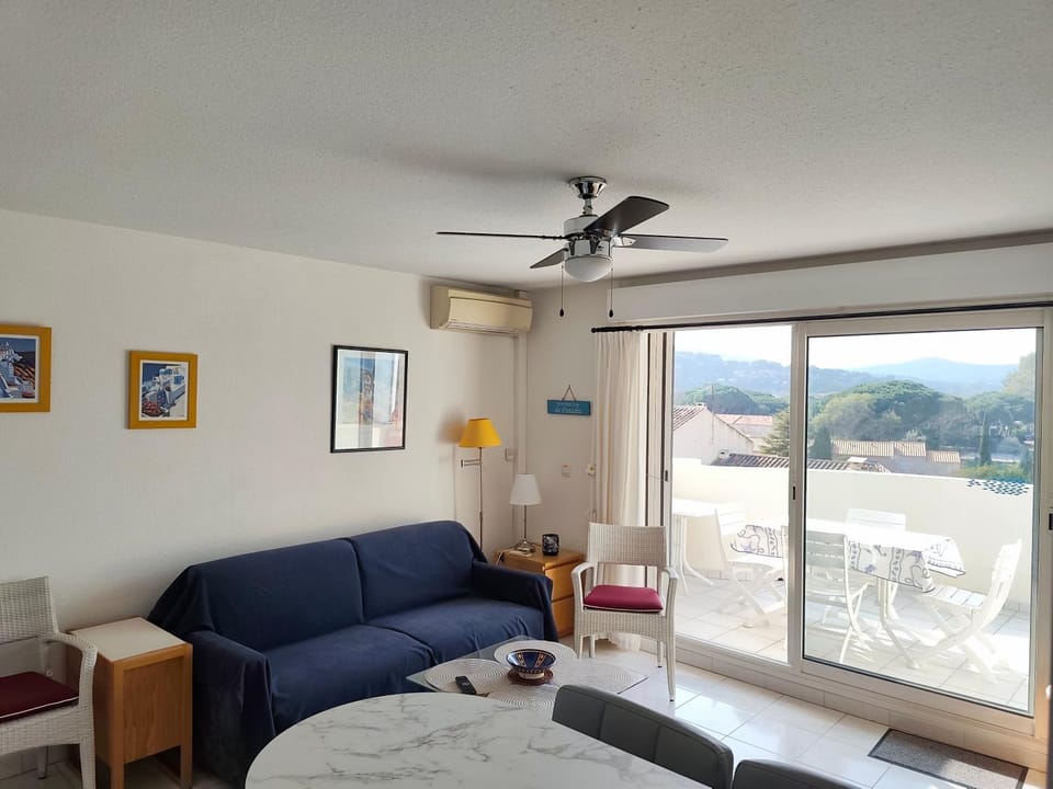 Living room, Mountain view