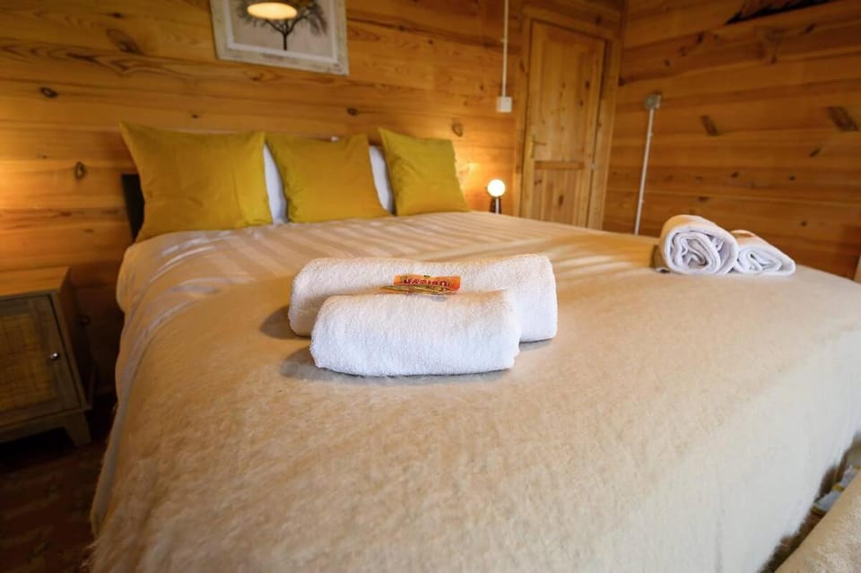 #67 Private Hot Tub Reindeer Lodge retreat - Sleeps 6 - Perfect for Contractors and Families - Free Parking House in East Staffordshire District