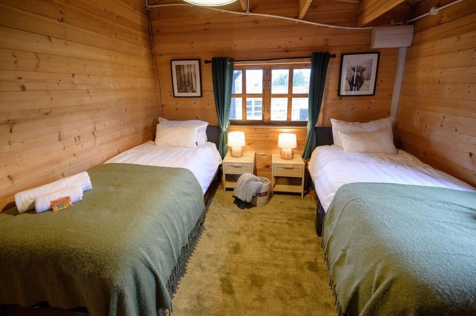 #67 Private Hot Tub Reindeer Lodge retreat - Sleeps 6 - Perfect for Contractors and Families - Free Parking House in East Staffordshire District