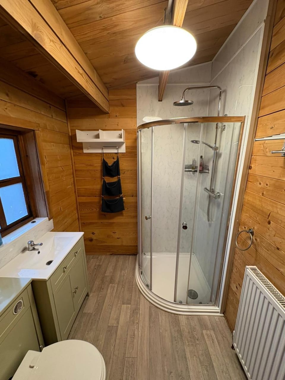 #67 Private Hot Tub Reindeer Lodge retreat - Sleeps 6 - Perfect for Contractors and Families - Free Parking House in East Staffordshire District