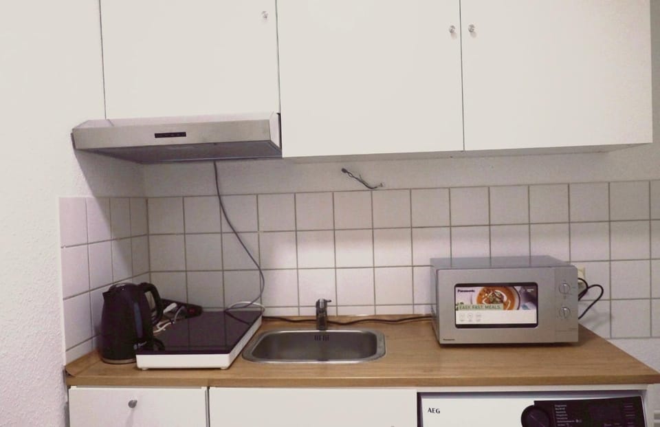 Kitchen or kitchenette, microwave, stove