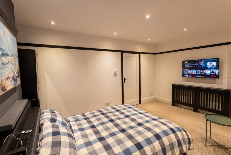 Bed, TV and multimedia, Photo of the whole room, Bedroom