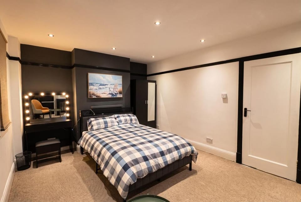 Bed, TV and multimedia, Photo of the whole room, Bedroom, wardrobe