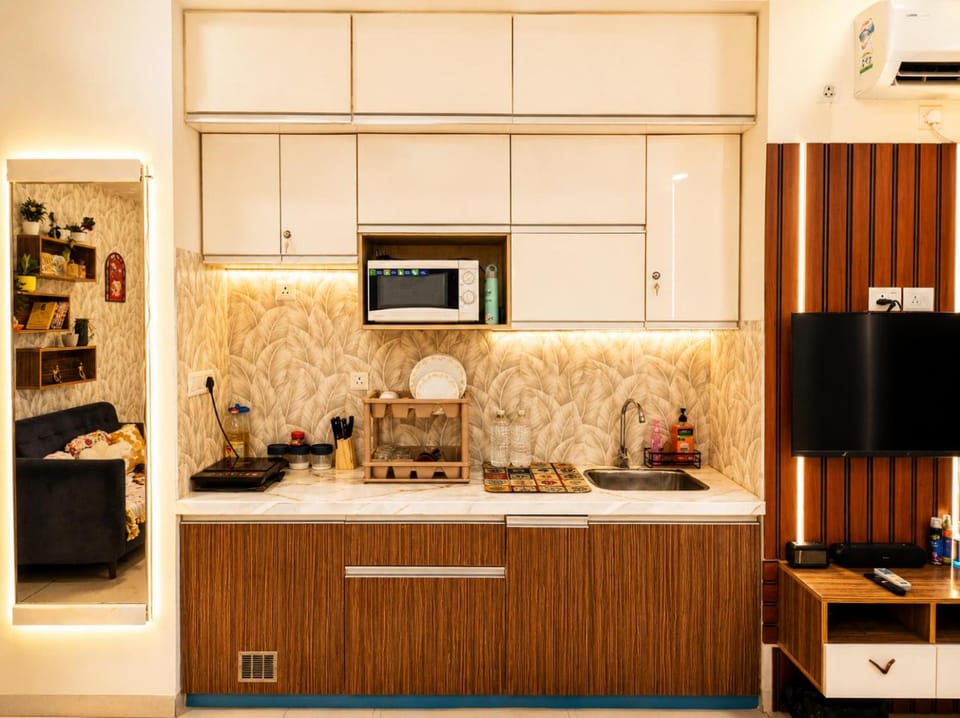 Cloud 10 Cozy Boutique Studio - 10th Floor Apartment in Noida
