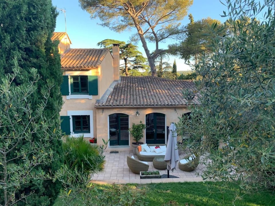 Mas provençal piscine 16 personnes proche centre de Nîmes Villa in Nimes