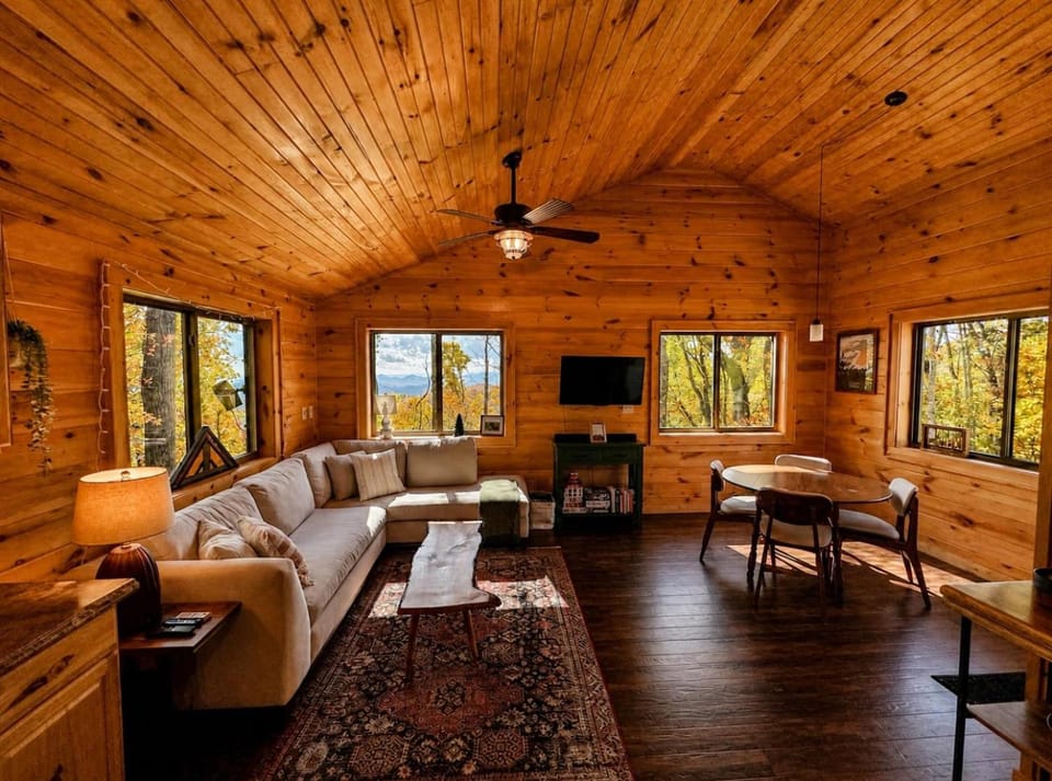 scenic and romantic cabin- 20 min to Blowing Rock Cabin in Caldwell