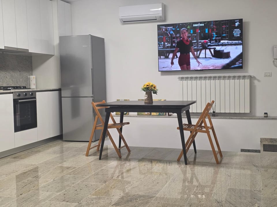 Communal lounge/ TV room, TV and multimedia, Kitchen or kitchenette, Dining area, minibar, oven, stove, air conditioner