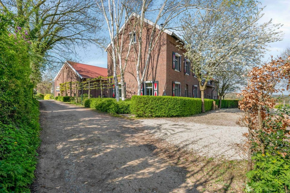 Luxe familiehuis voor 12 personen, 6 slaapkamers met eigen badkamer, luxe keuken, jetstreambad en infrarood sauna en 1 ha tuin in Vijlen, Zuid-Limburg House in Limburg (province)