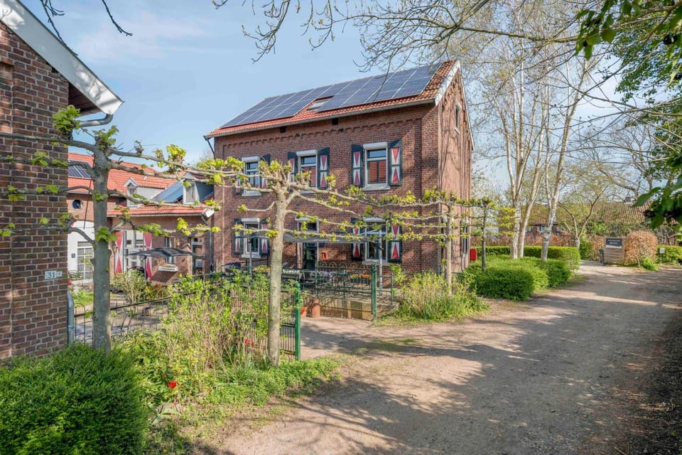Luxe familiehuis voor 12 personen, 6 slaapkamers met eigen badkamer, luxe keuken, jetstreambad en infrarood sauna en 1 ha tuin in Vijlen, Zuid-Limburg House in Limburg (province)