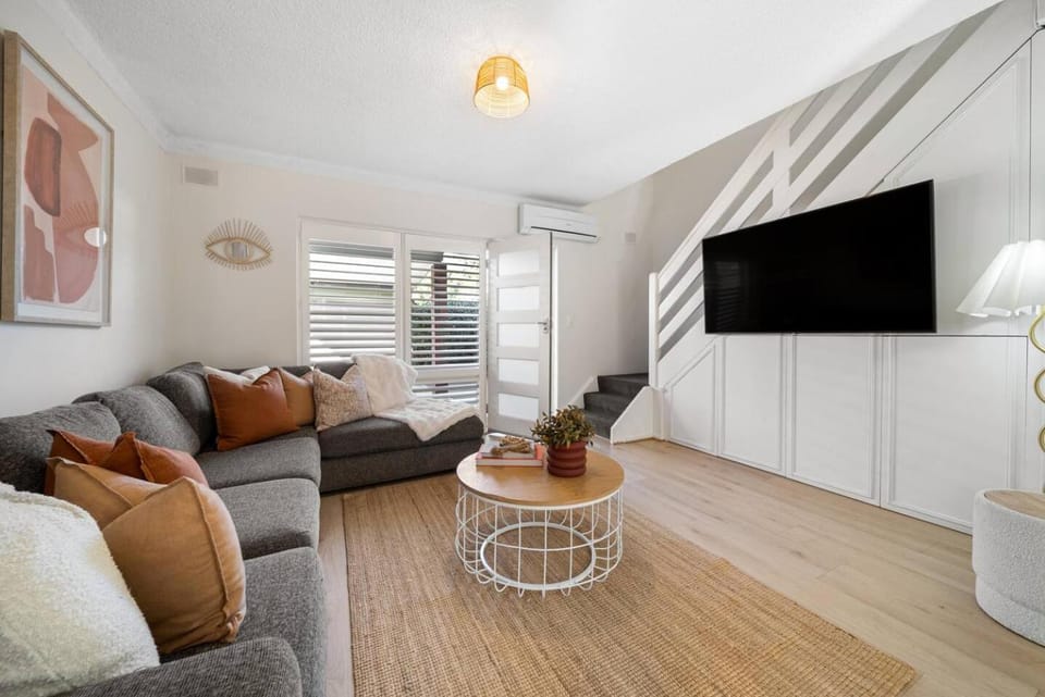 TV and multimedia, Living room, Seating area, Evening entertainment