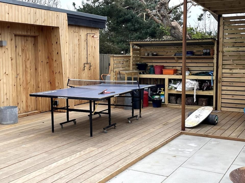 BEACH LIFE! V near beach - ice bath, garden room House in West Wittering
