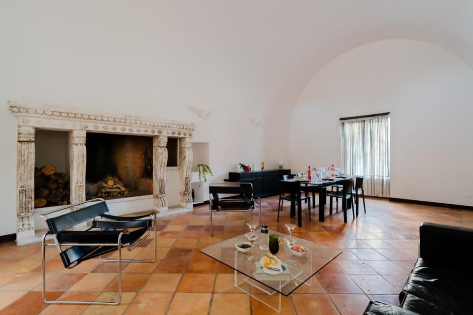 Communal lounge/ TV room, Living room, Seating area, Dining area, fireplace
